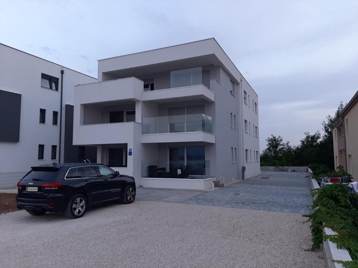 B & R Summer Breeze Apartments Nin Exteriör bild