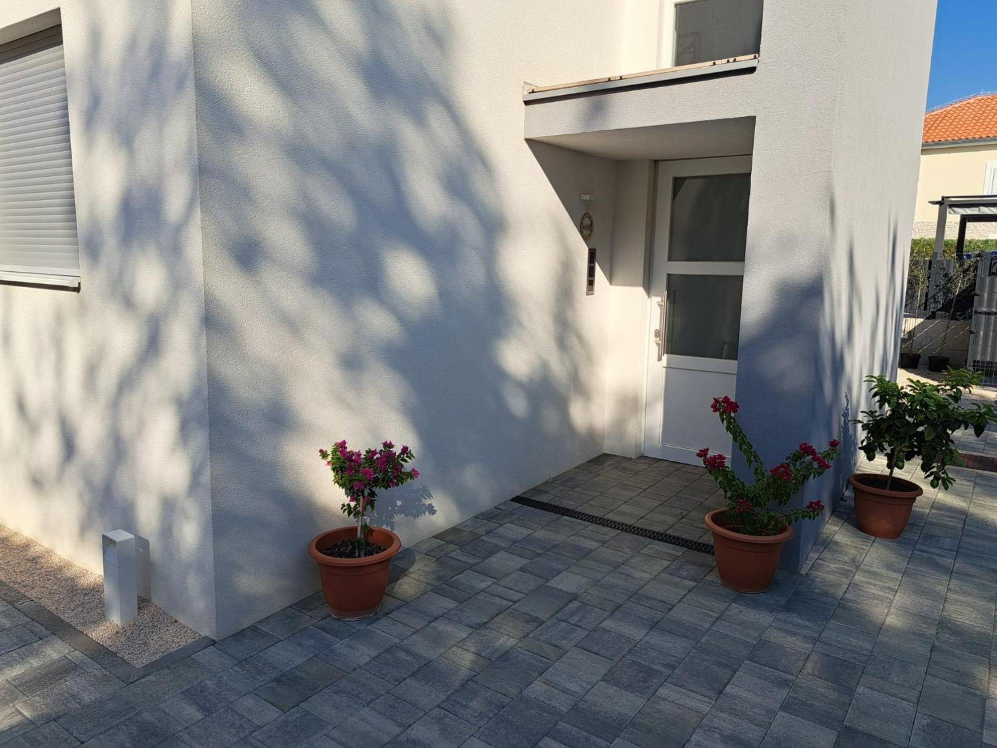 B & R Summer Breeze Apartments Nin Exteriör bild